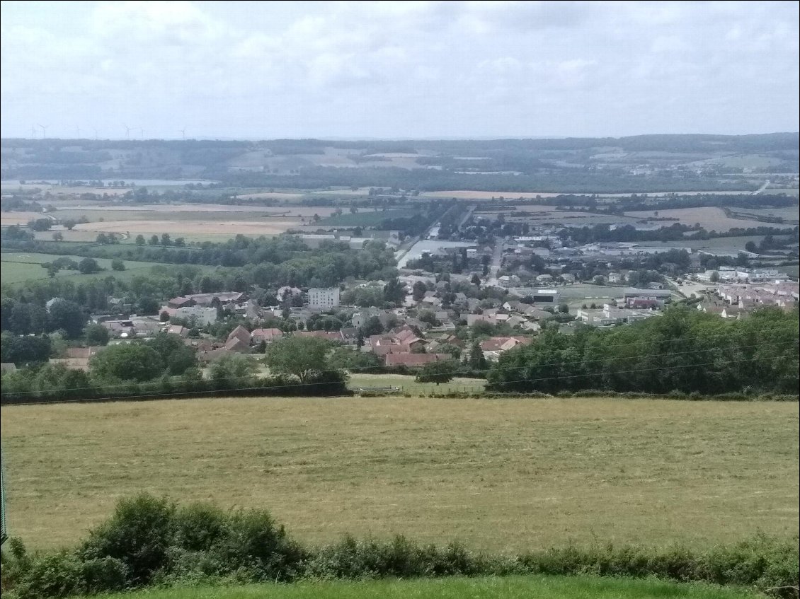 Au loin le canal partant de Pouilly vers Montbard