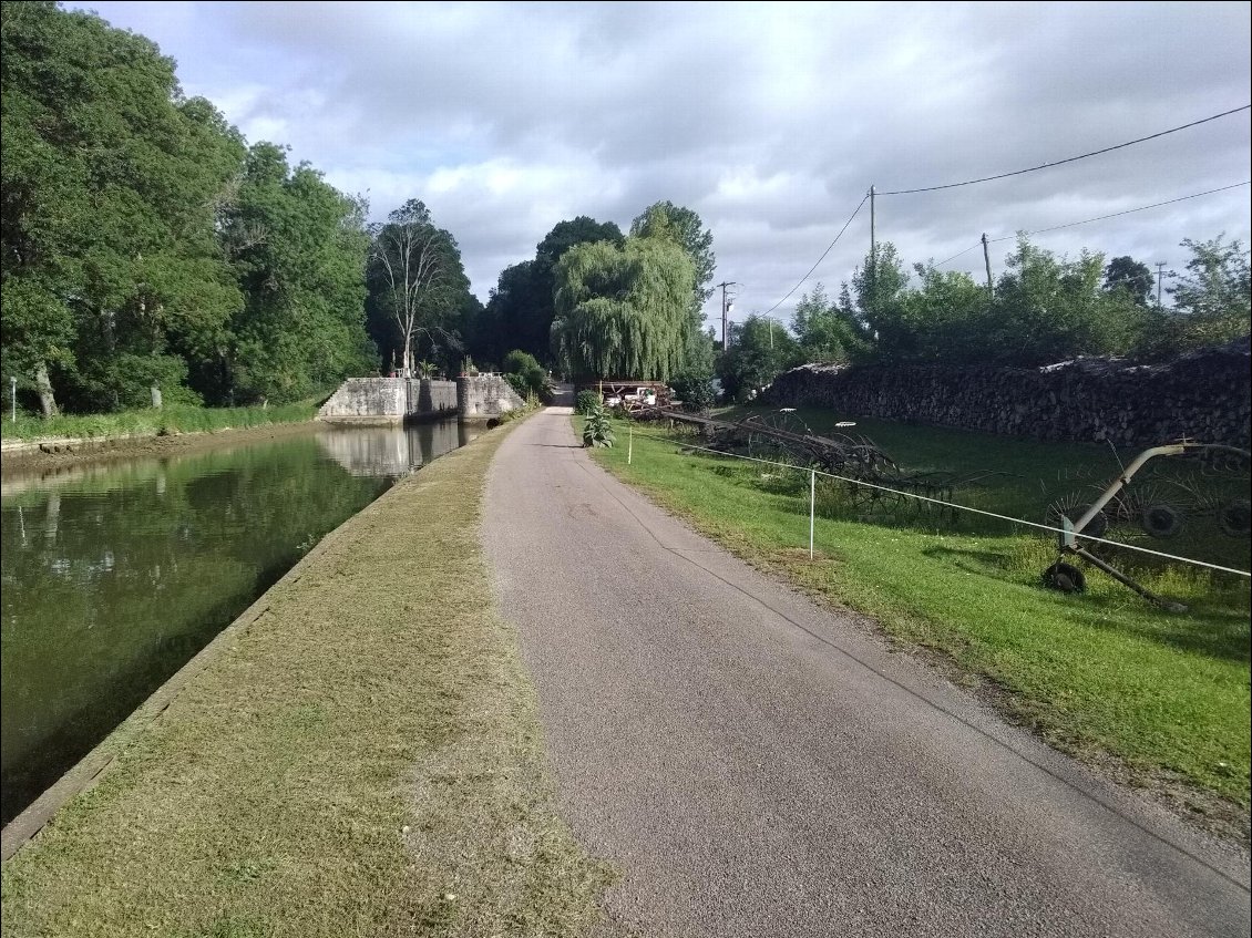 Déco en tout genre sur le bord du canal
