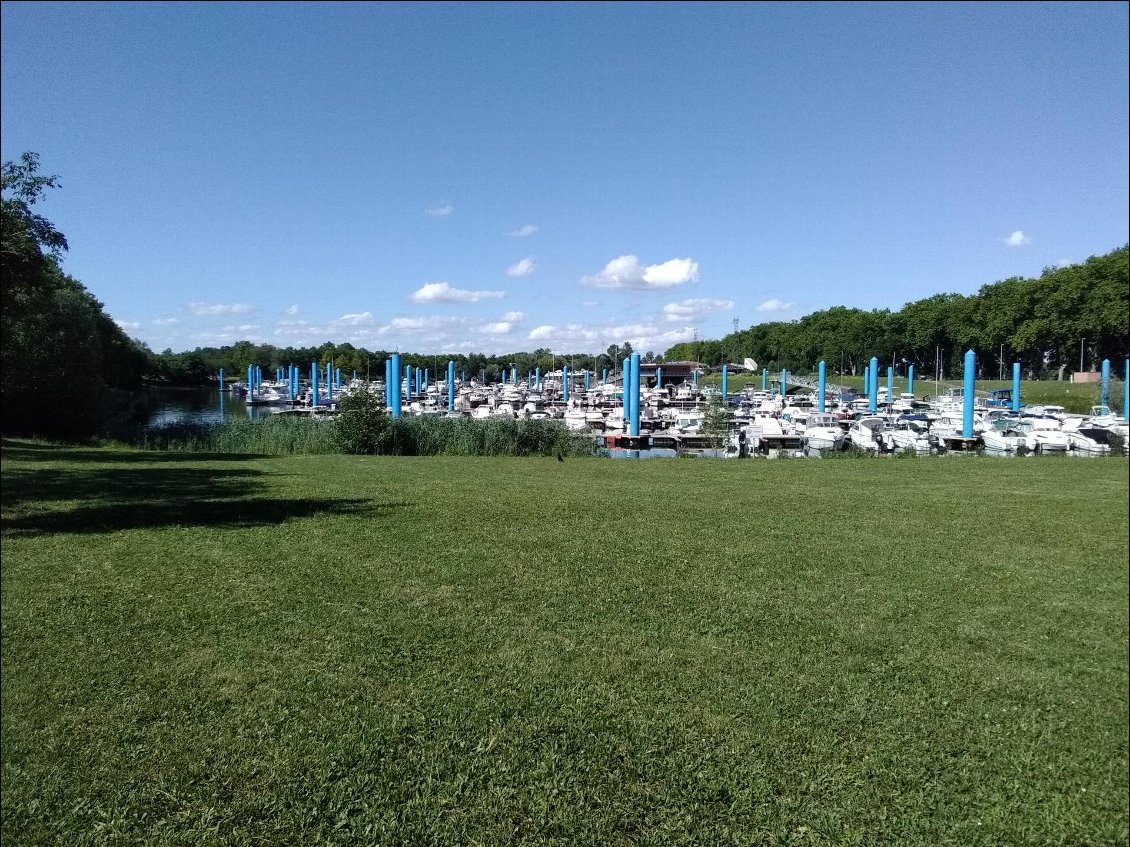 Le port de plaisance au nord de Mâcon