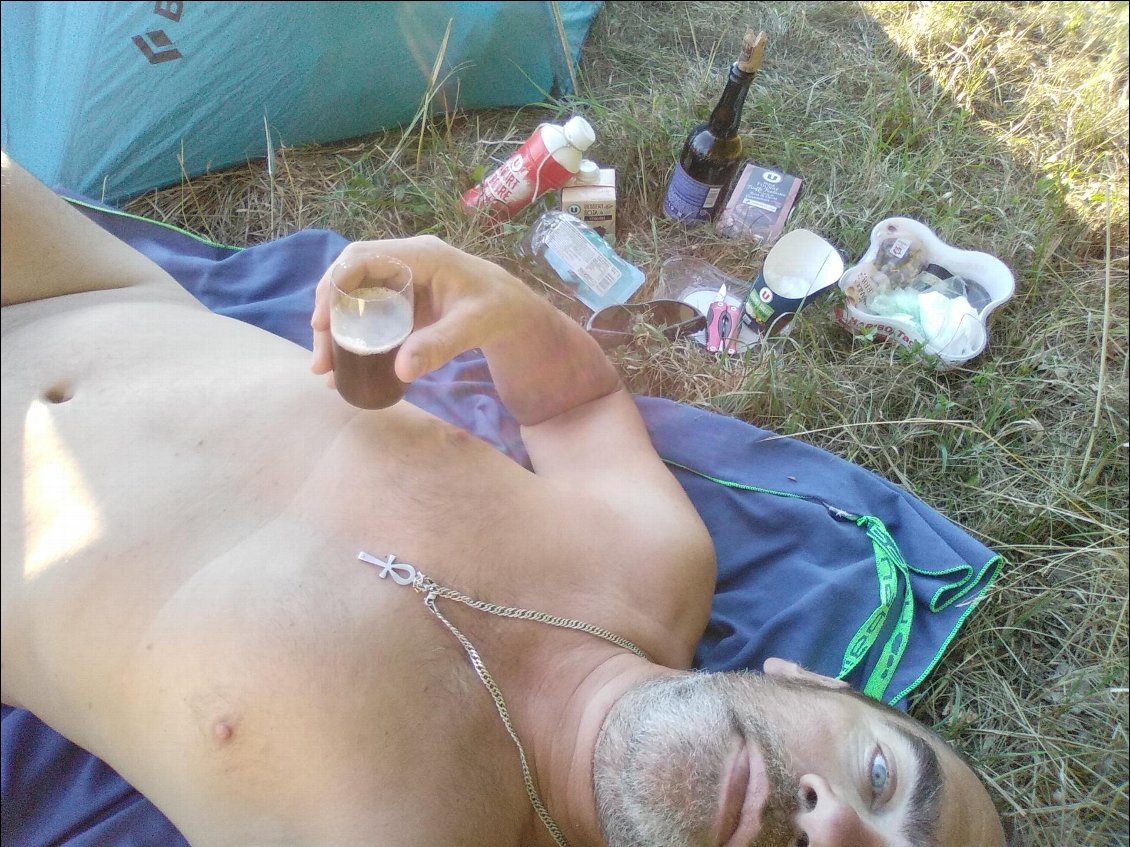 L'extase en bivouac, la 🍺 à la main.