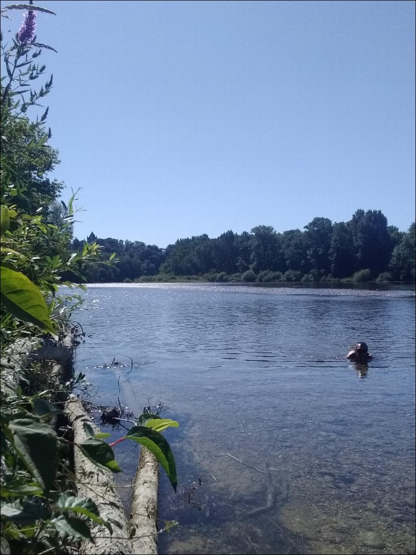 Dernière baignade avant l'arrivée avec vue du château de Chazey.
