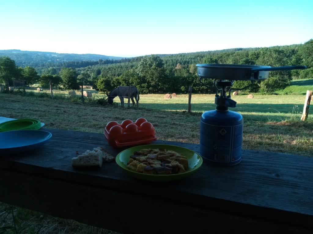 Le soleil arrive doucement. Ce matin, pain perdu, idéal pour ceux qui vont passer la journée à chercher à ne pas se perdre.