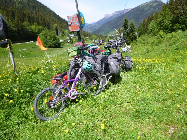 Les vélos sont accrochés en tas, nous partons en rando