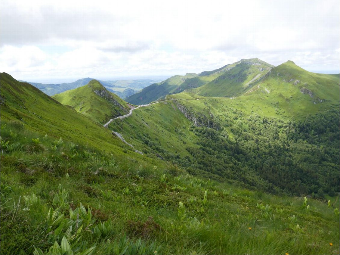 Route en crête descendant du Puy Mary