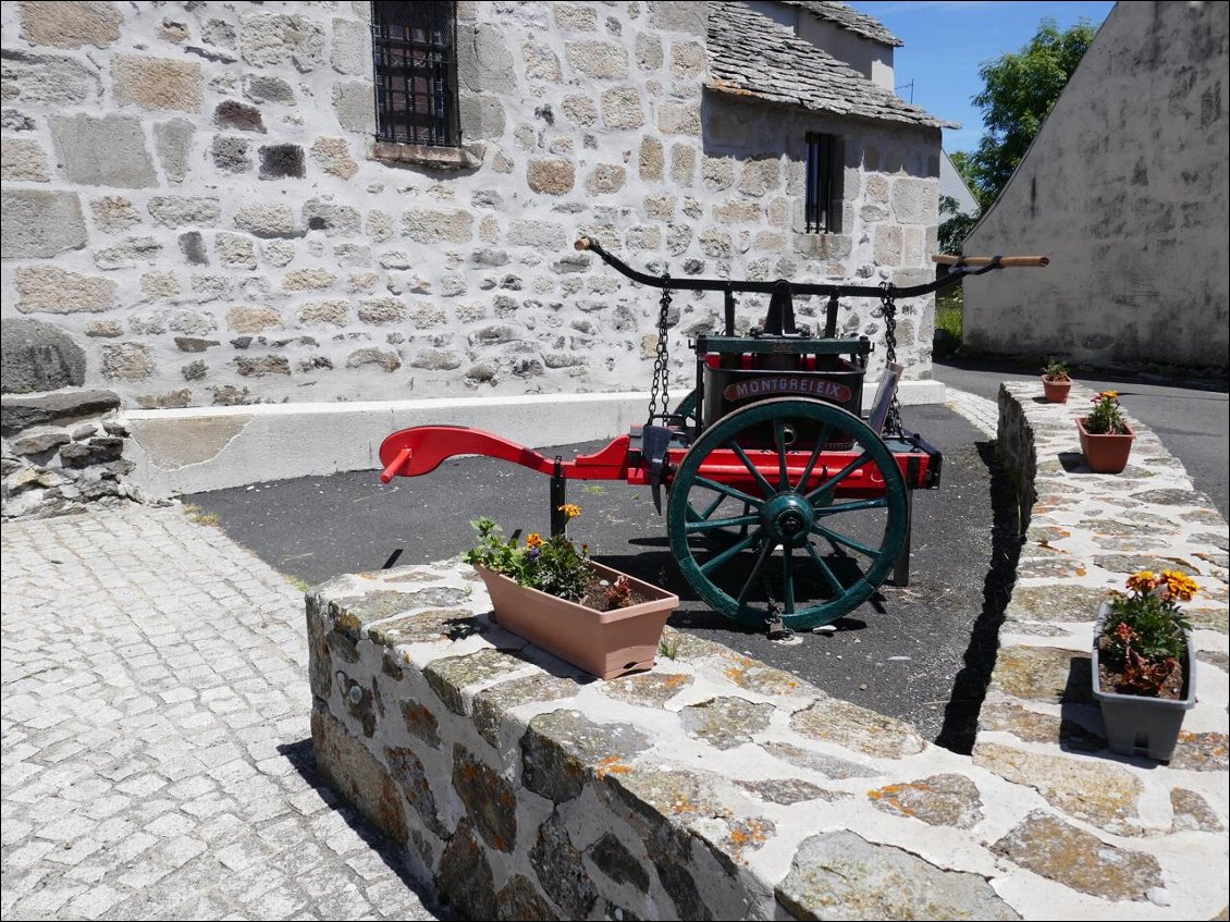 Montgreleix : ancienne pompe à incendie
