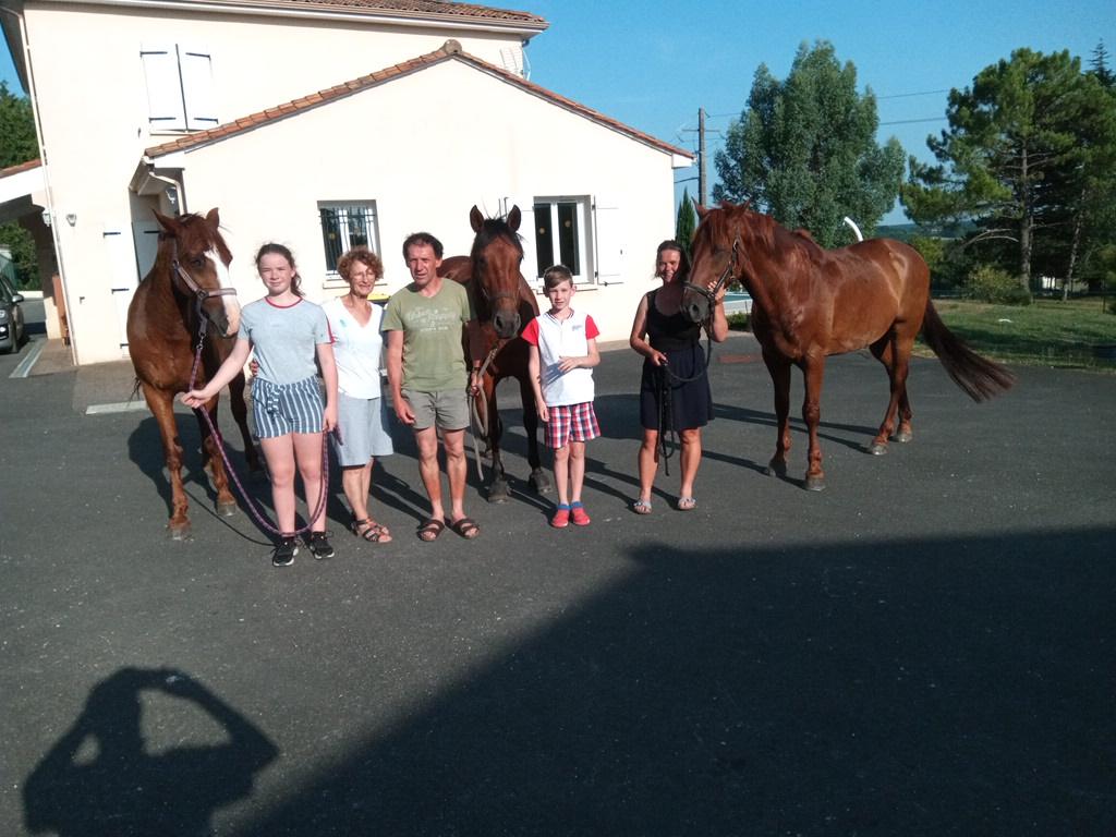 Petite photo avec toute la famille et les chevaux Arabe Barbe