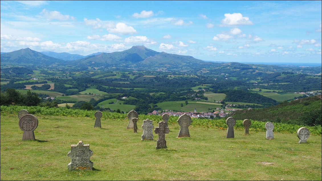 J3 : au dessus d'Ainhoa se mélange croix chrétiennes, cimetières basques, chevaux en pâture et touristes en ballade.