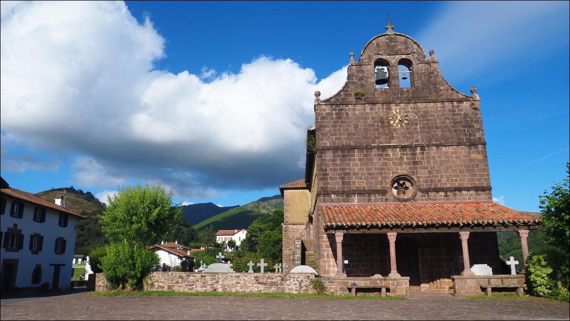 J4 : l'église du petit village de Bidarray où il fait bon boire une bière en terrasse.