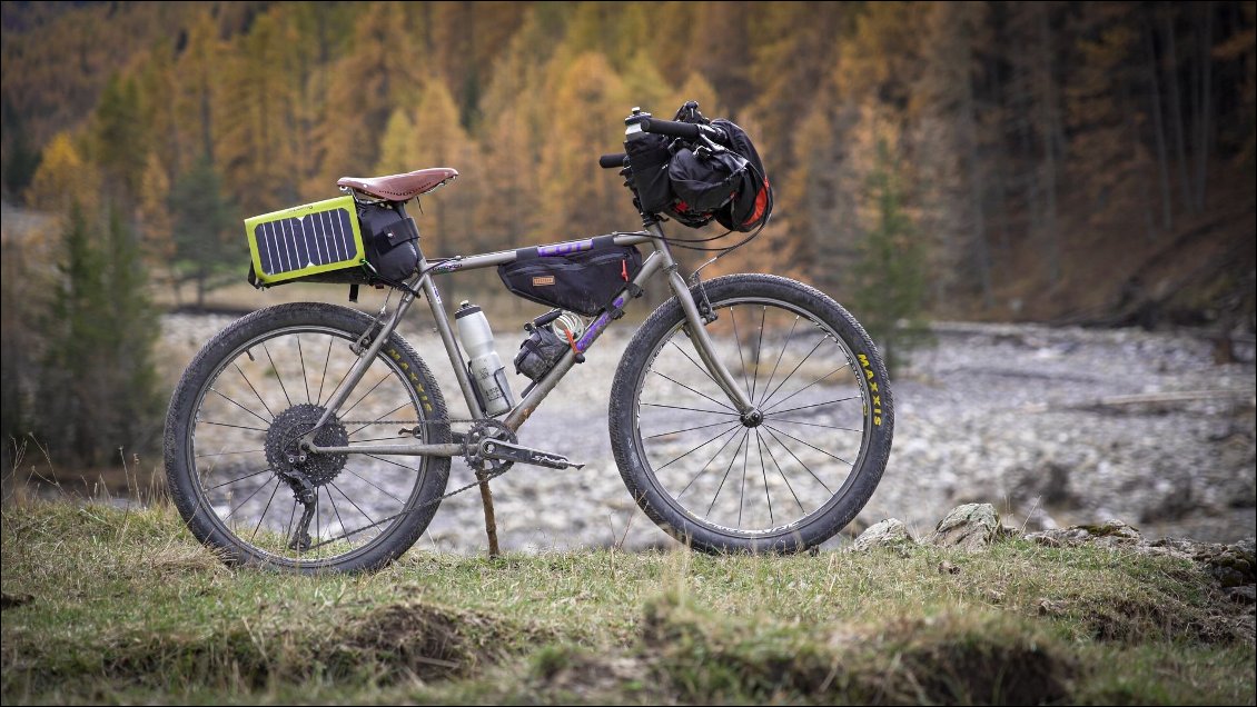 Même sur une sacoche de bikepacking, ça s'installe très bien !