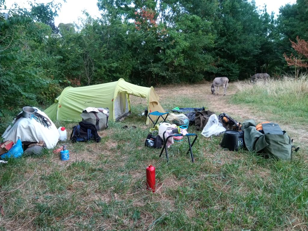 Bazar du bivouac. L'intendance prend deux heures chaque matin.
