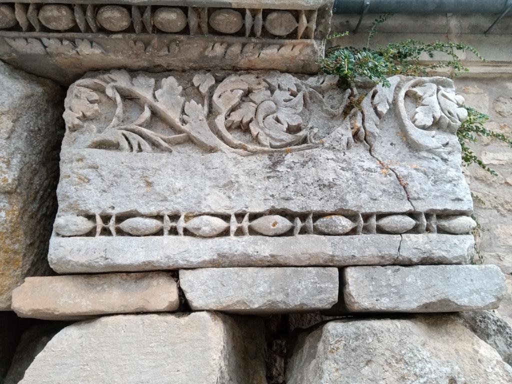 Vestige romain sur une frise. Motif qui nous indique que la vigne était présente depuis bien longtemps.