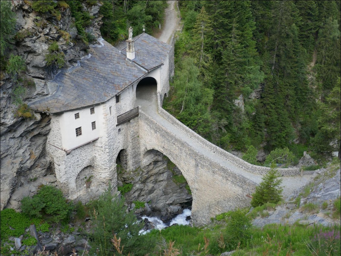 Il faut être à vélo pour apercevoir en se penchant au-dessus du parapet de la route, la petite chapelle de Notre-Dame du Charmaix