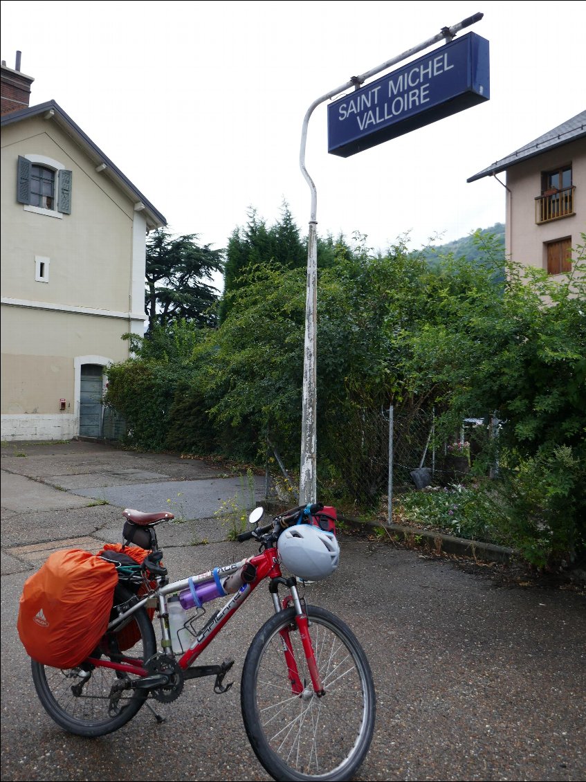Nous attendons mon vélo et moi, le train de 10h51