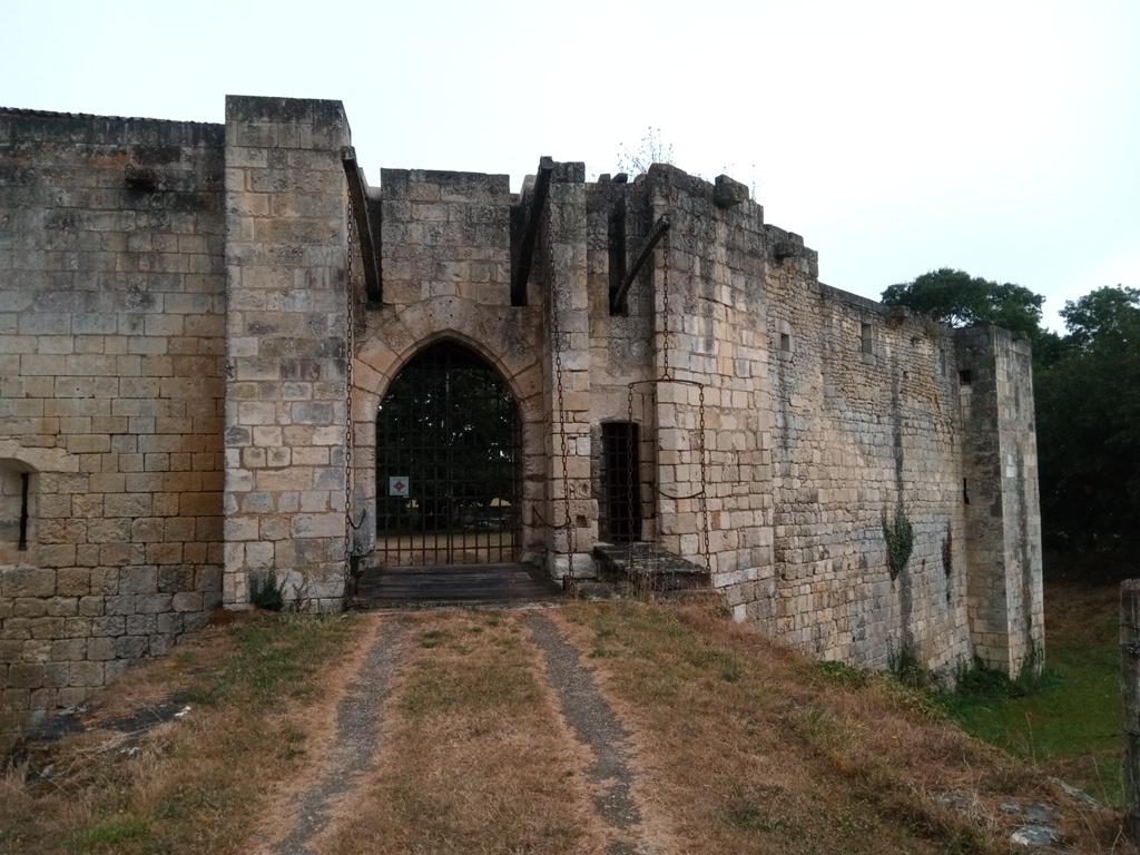 Le pont levis du château de Nieul lès Saintes