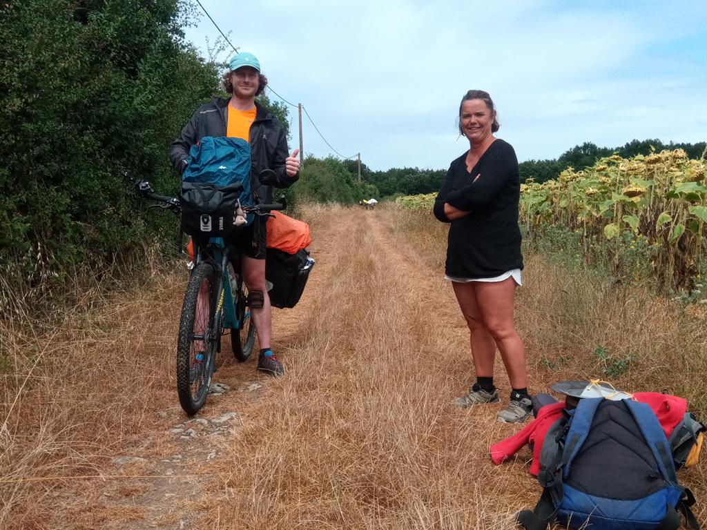 Chouette rencontre avec Joris qui parcours le GR4 à vélo, de Royan à la Méditerranée, pour défendre les couleurs de l'association Petit Prince