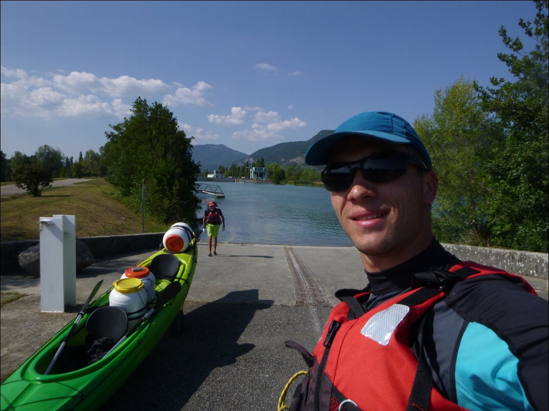 Cale de débarquement au 4ème barrage et le troisième de la journée. Thomas porte dans son sac  nos 20 litres d'eau remplis peu de temps avant (voir carte ci-dessus), pendant que je tire le kayak. 