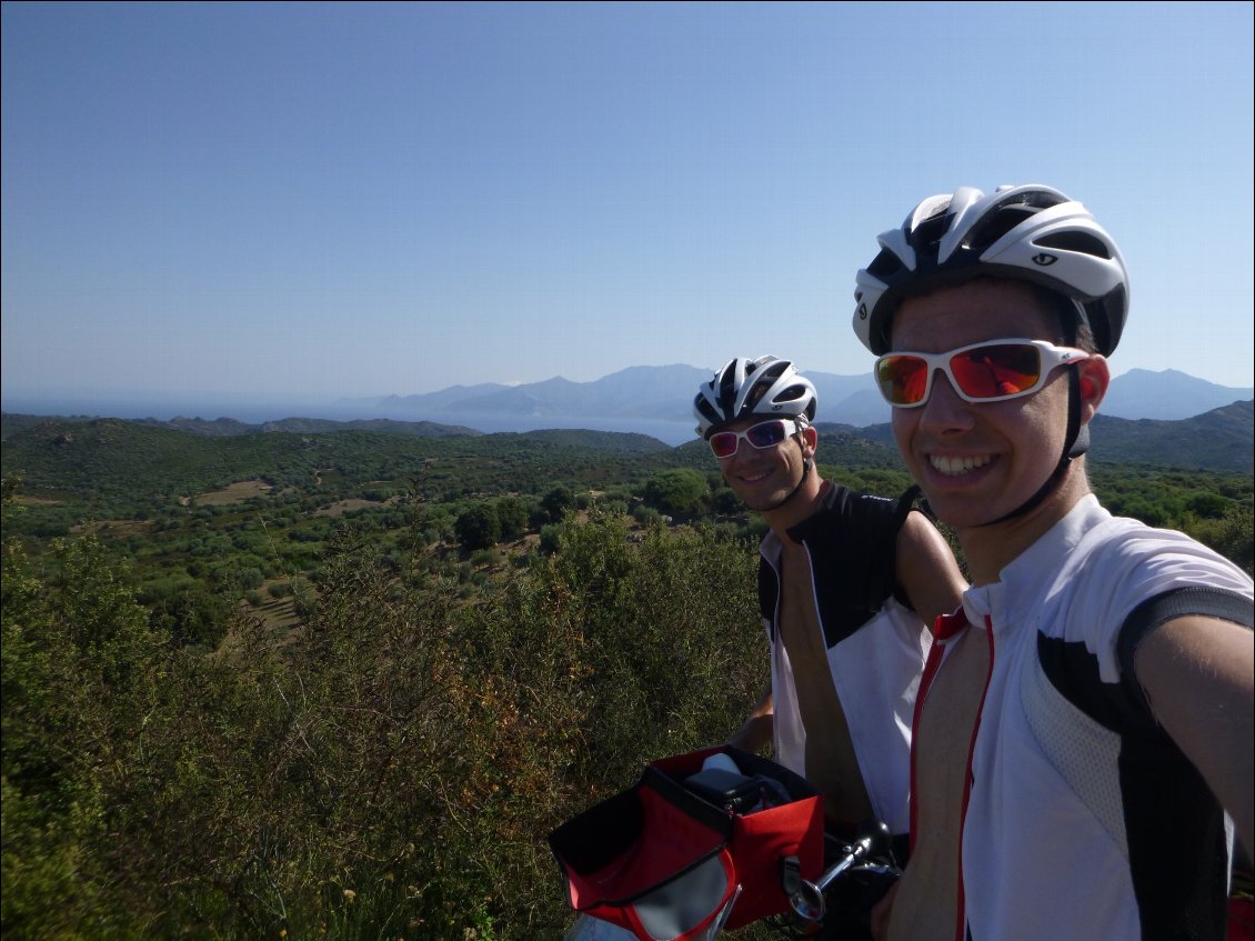 L'ascension dans le désert, épuisante ! Mais nous gardons le sourire :)