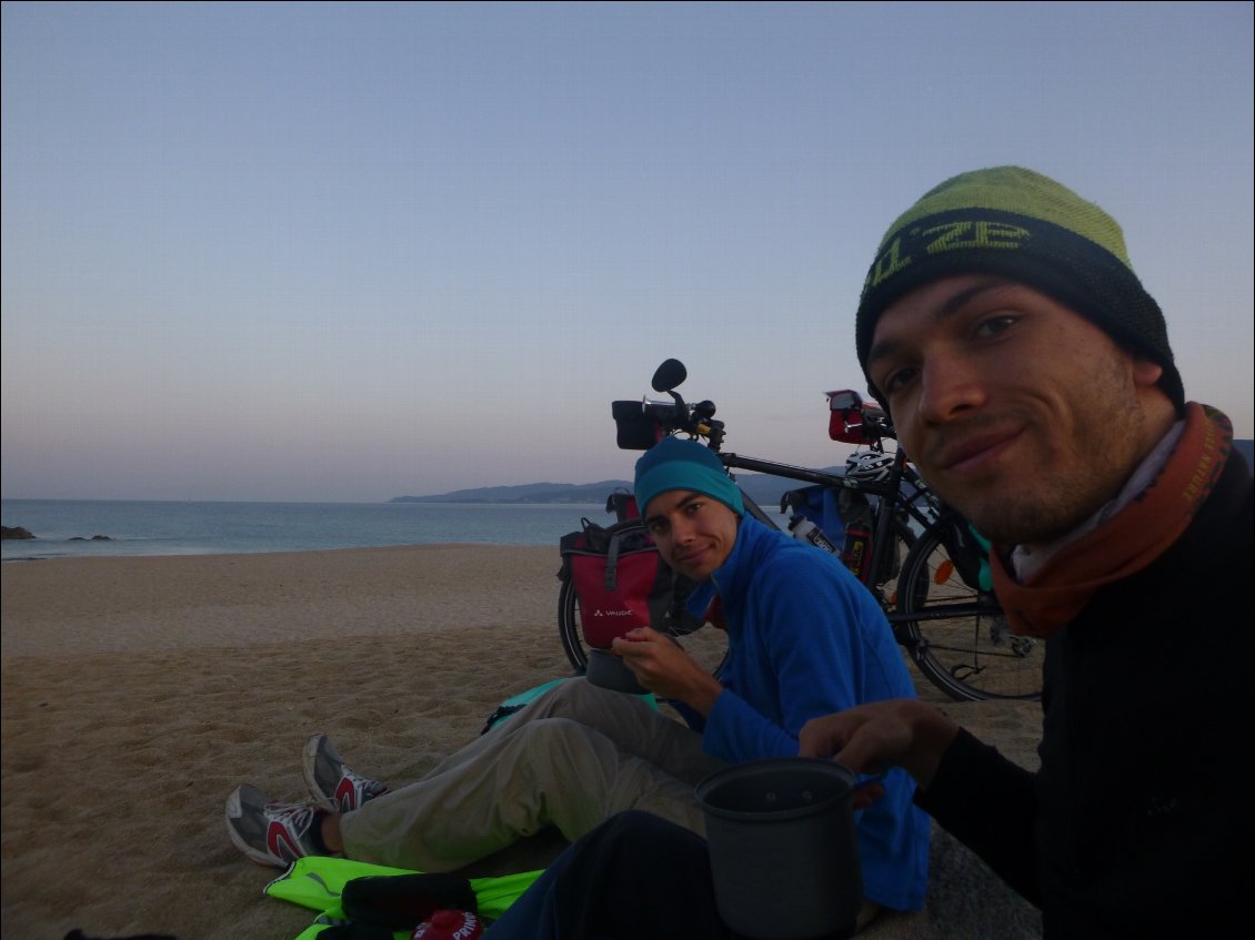 Le lendemain matin, petit déjeuner sur la plage. Le parking où on a dormi se trouve juste derrière nous.