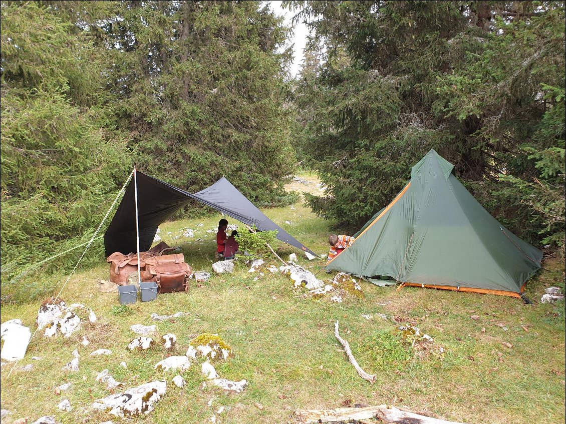 Bivouac du soir. Le tarp sera très utile 2 heures plus tard lorsque la pluie tombera fort !