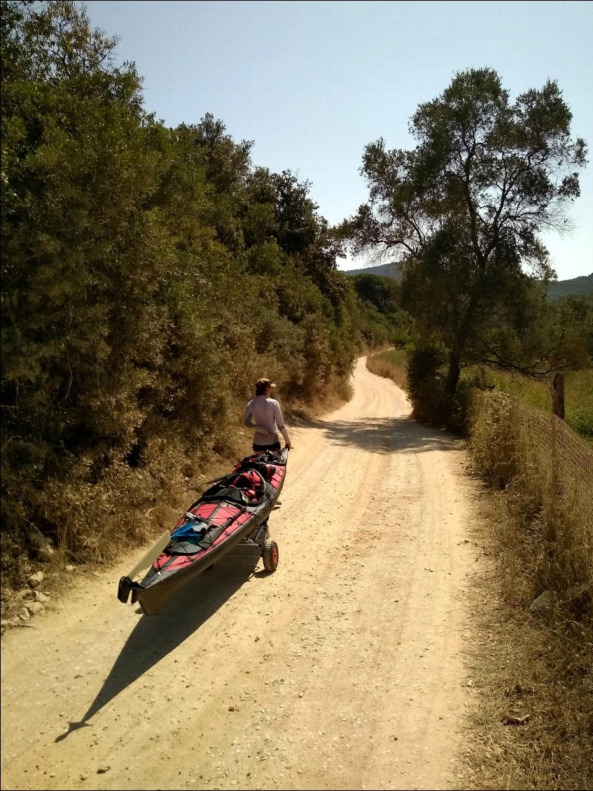 Si tu portes pas, tu pagaies. Si tu pagaies pas, tu roules.
Direction le camping de Cavo pour tout replier et PIZZZAAAAAAAAAA !!!!!