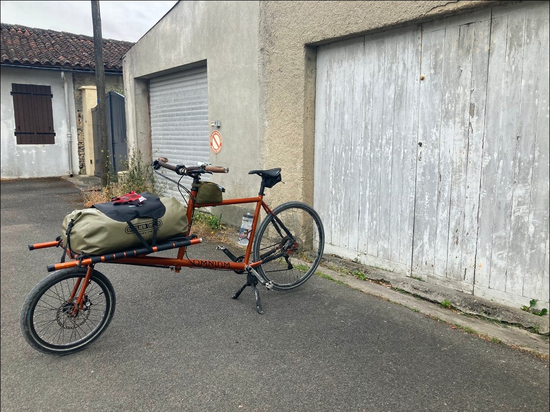 Départ de la maison, monture propre et prête. 37kg avec l'eau.