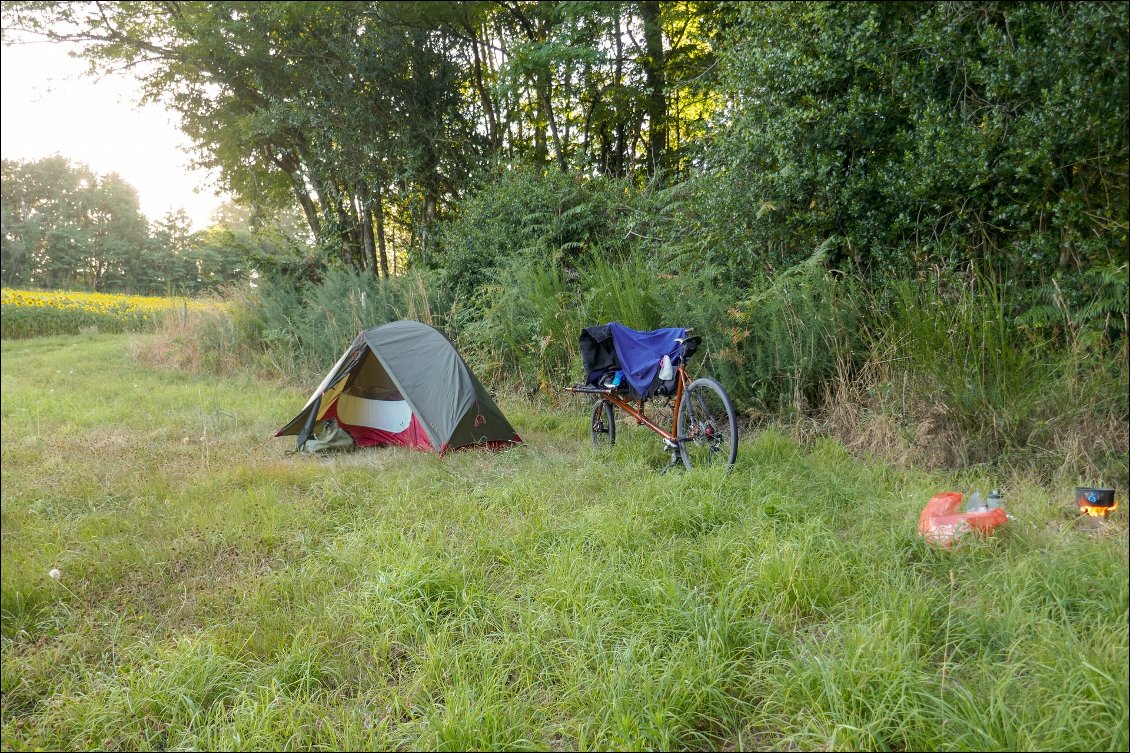 Camp monté, le vélo fait un super séchoir avec une simple corde. Seule problématique rencontrée le lendemain matin : l'humidité globale du campement.