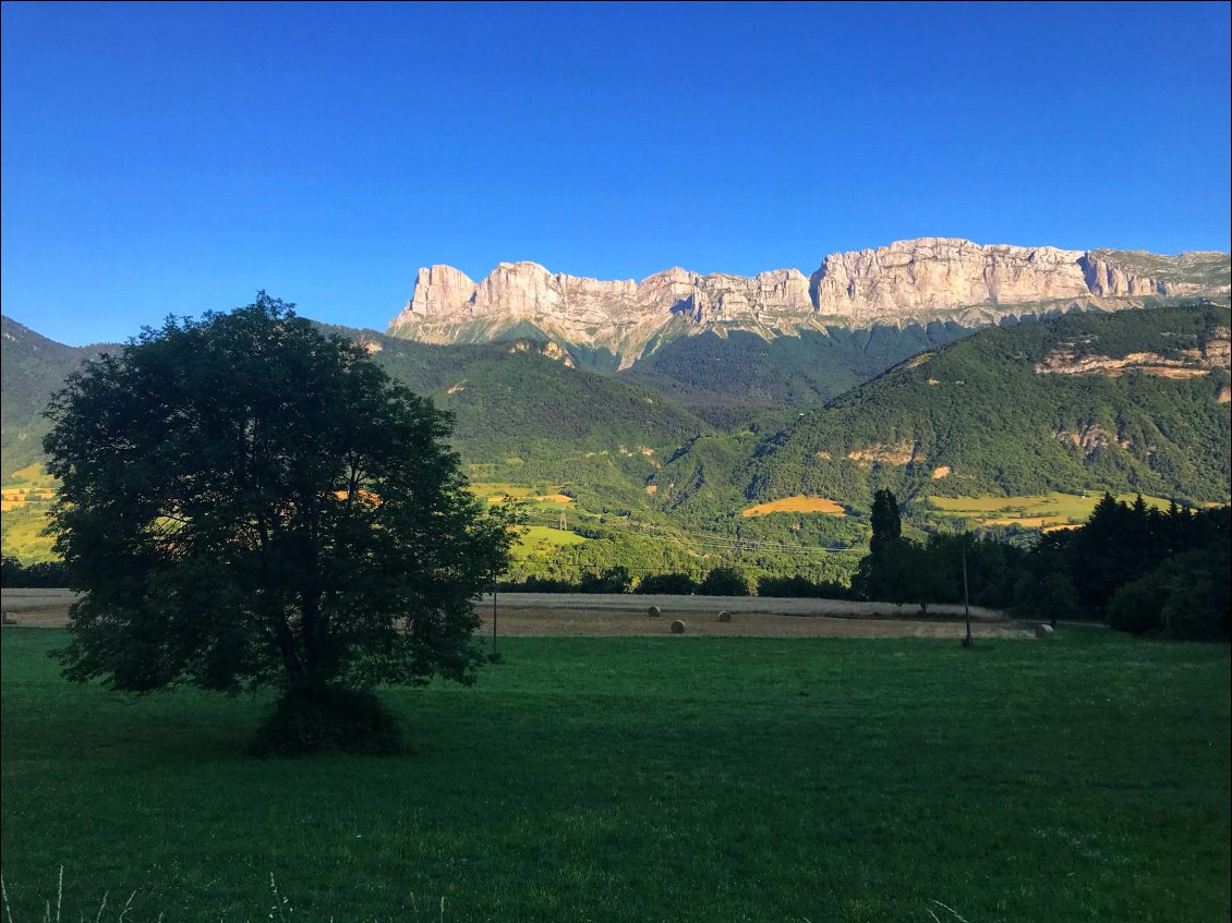 Vallée du Trièves au pied des falaises du Vercors