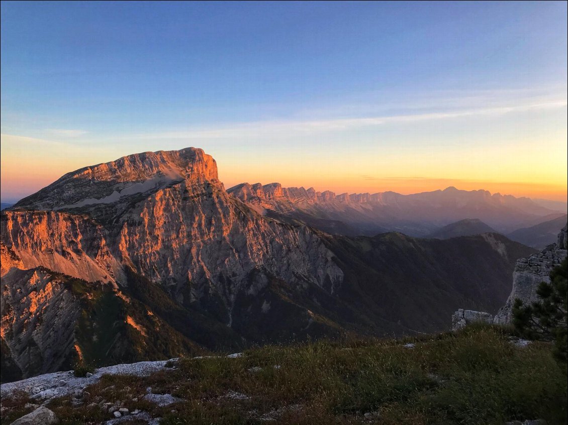 Lever du soleil magique sur le Grand Veymont et les crêtes orientales