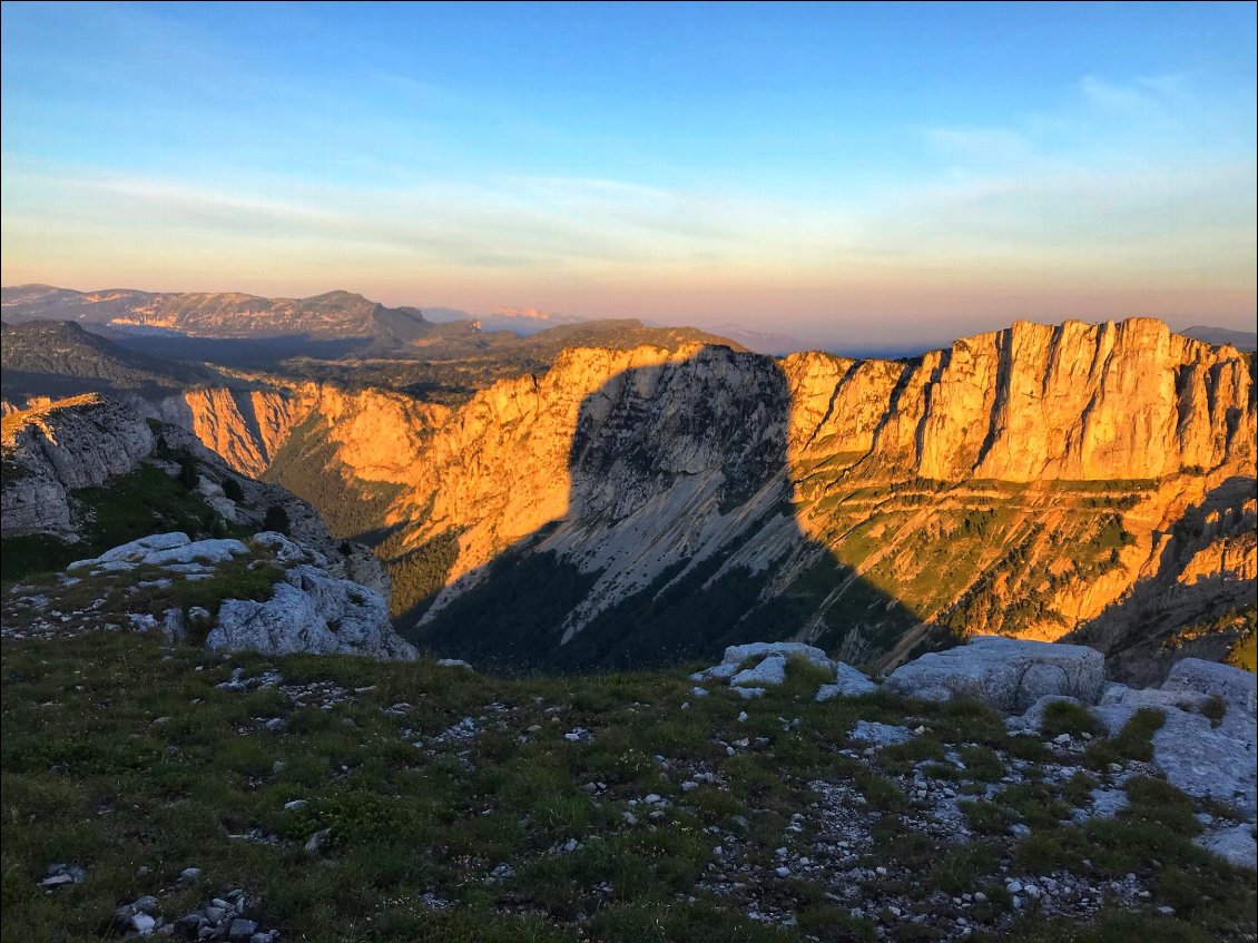 L'ombre massive caractéristique projetée cette-fois ci de l'autre côté, sur les rochers du Parquet
