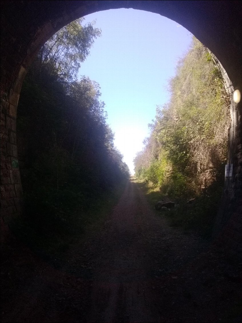 Le bout du tunnel de Biounac (574m de long) doté d'un éclairage.