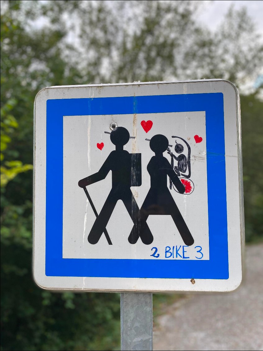 On s'est approprié le seul panneau indiquant le passage de randonneurs que nous avons croisé (en même temps, il était méchamment sexiste!)