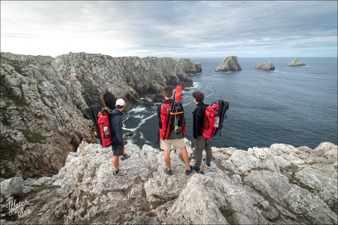 Analyse et choix de la route optimale. Nos sacs de 40L chacun contiennent le matériel (balises de détresse, tente, duvet, réchaud) et l'approvisionnement nécessaire pour 3 jours d'autonomie...+ 1 barbecue portable...parce-qu’on le vaut bien ;-)