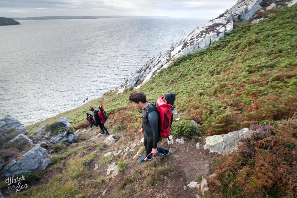 Descente via un sentier de pêcheurs pour la mise à l'eau. 