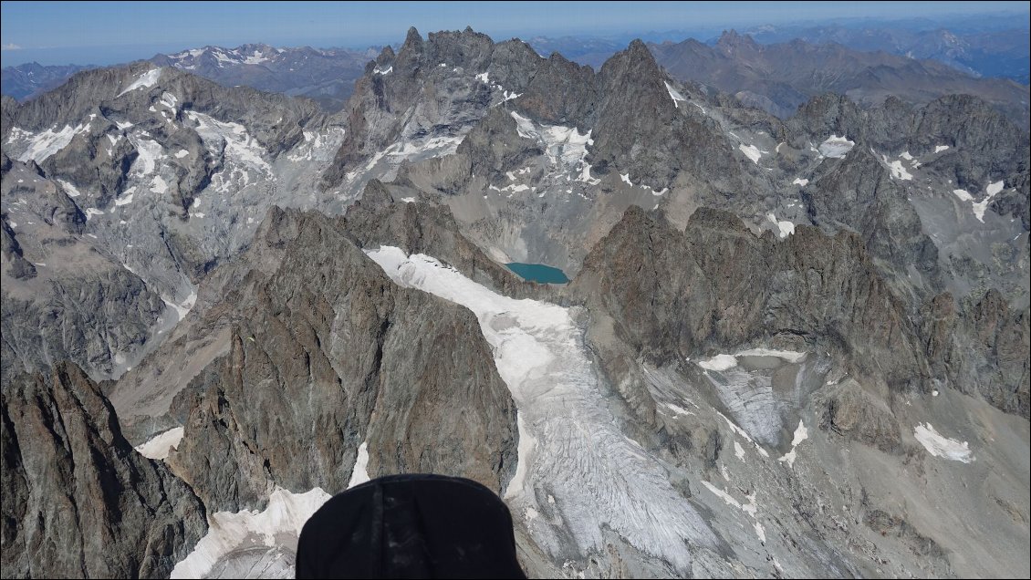 Au premier plan la Grande Ruine, au fond la Meije et le pic Gaspard, et le lac du Pavé (août 2019)