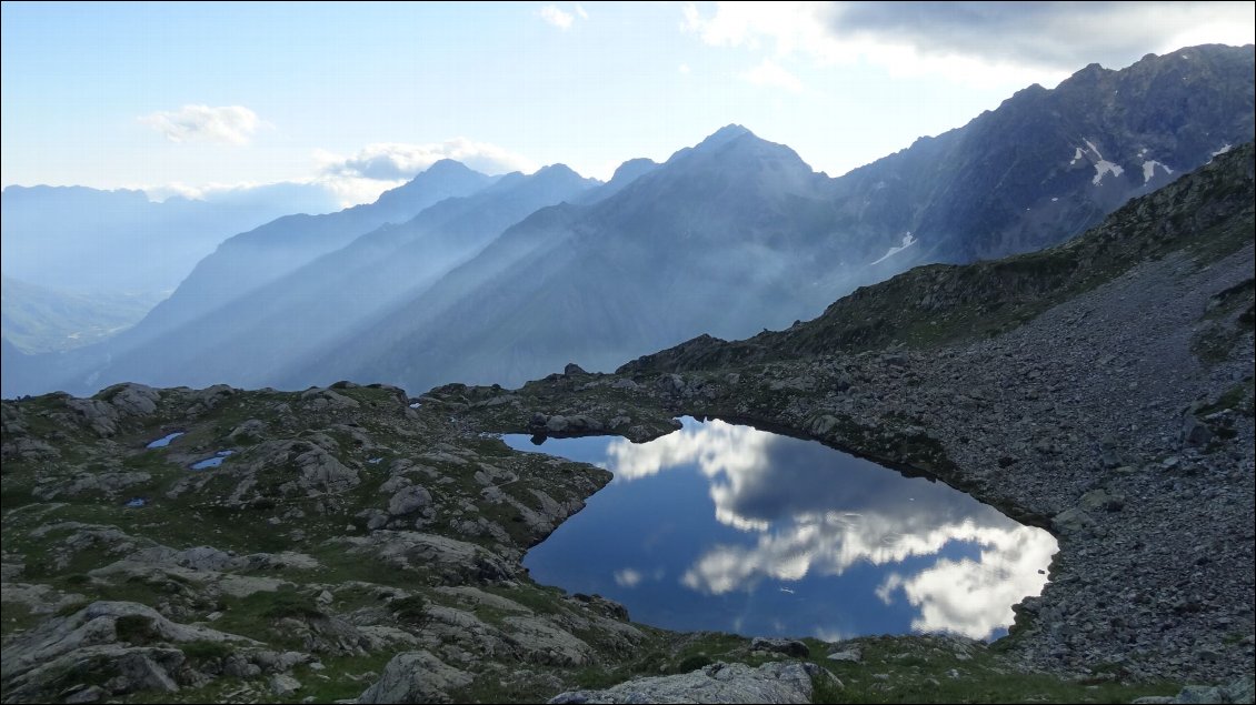 Bivouac-parapente dans le secteur du lac Lautier, près de l'Olan et du pic des Souffles. Devant déroule la vallée du Valgaudemar