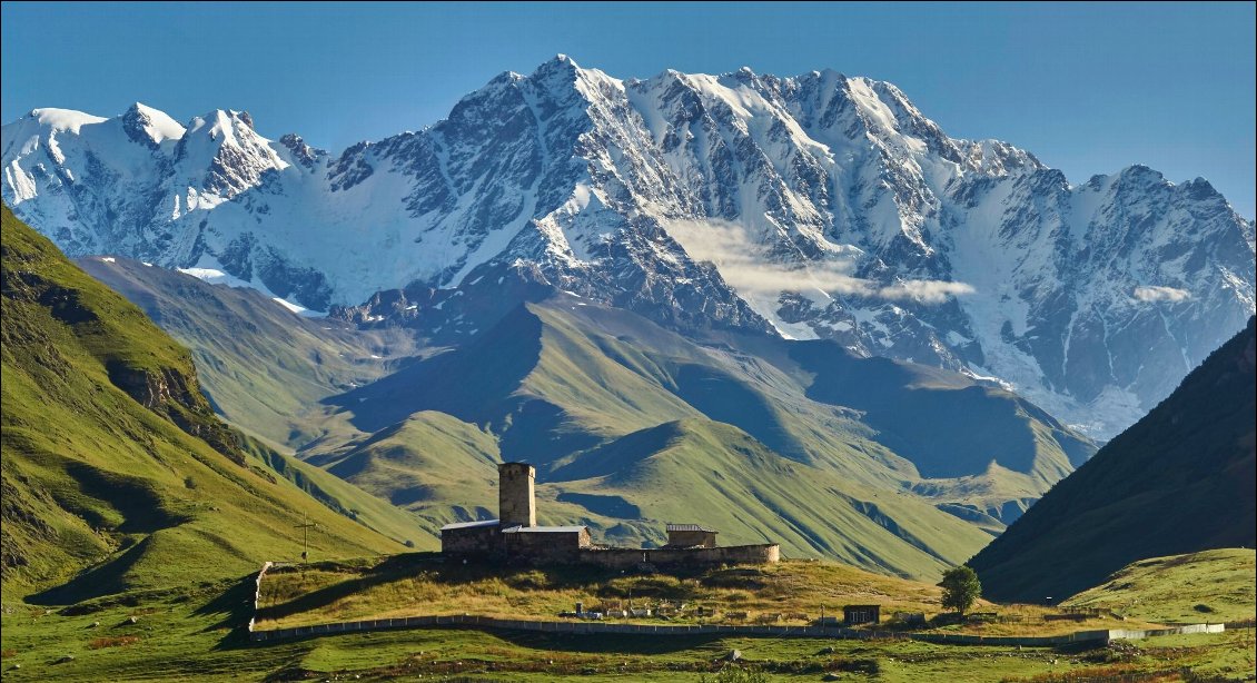 Le Shkhara (5193 m).
L’église de Lamaria (Svanétie), au pied du plus haut sommet du Caucase géorgien.