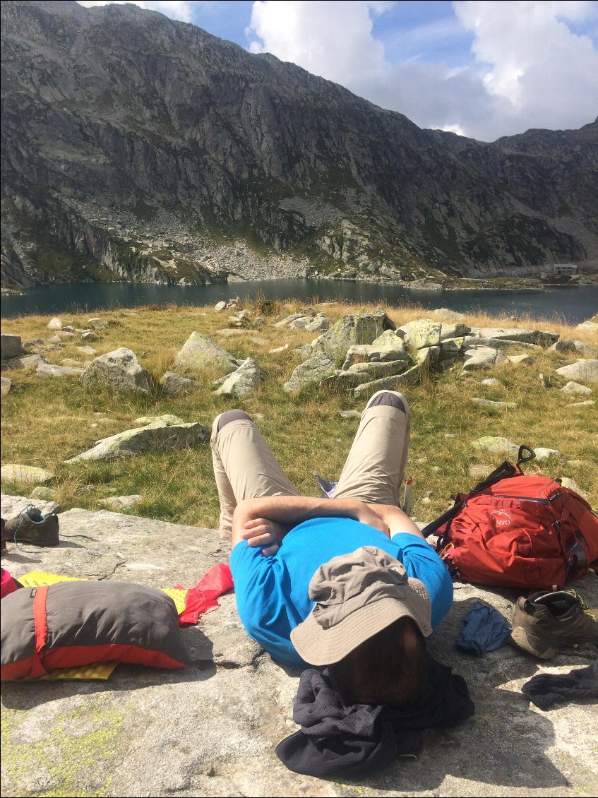 Et à peine plus haut, le soleil revient et qu'on avance bien on fait une sieste sur un caillou au soleil.