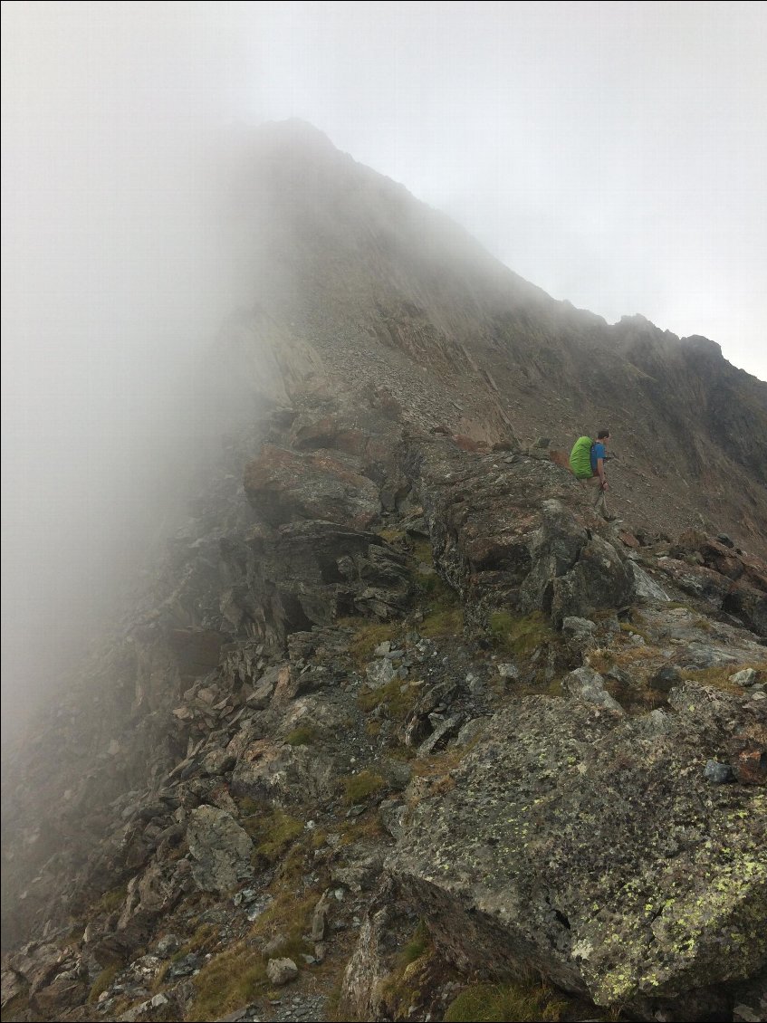 Au col de l'amiante. un peu de pluie sur l'accès, au sommet, c'est côté pile et côté face.