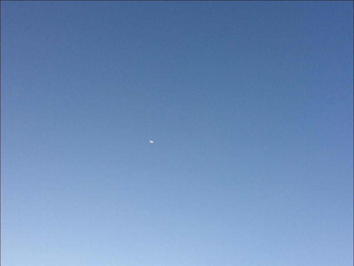 La lune était encore là quand les étoiles se sont éteintes.