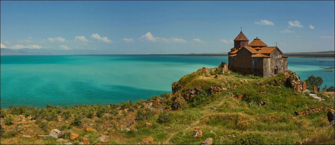 Lac Sevan. Monastère de Hayravank. Arménie.
Photo Ariane Cristini et Seb Langlais