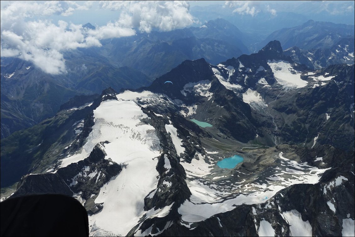 Les Écrins vus du parapente, glacier et lac des Rouies, lac de la Muande.
Photo la rédac'