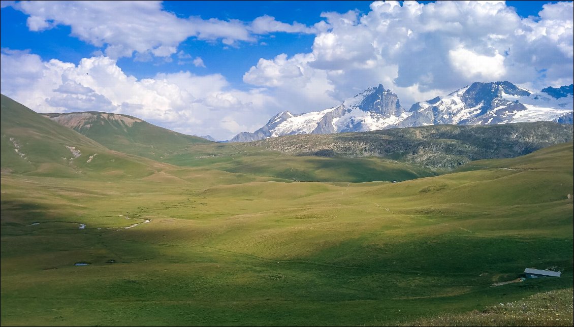 Mongolie ?! Ou plutôt plateau d'Emparis en Oisans, pleine vue sur la Meije et les Écrins !
Photo Guillaume Pouya, GR54