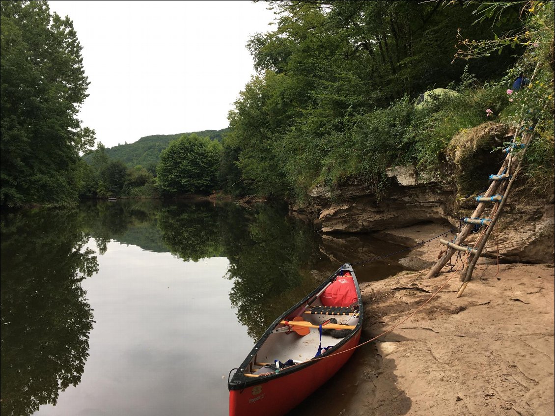 Un beau coin de bivouac au-dessus de l'eau