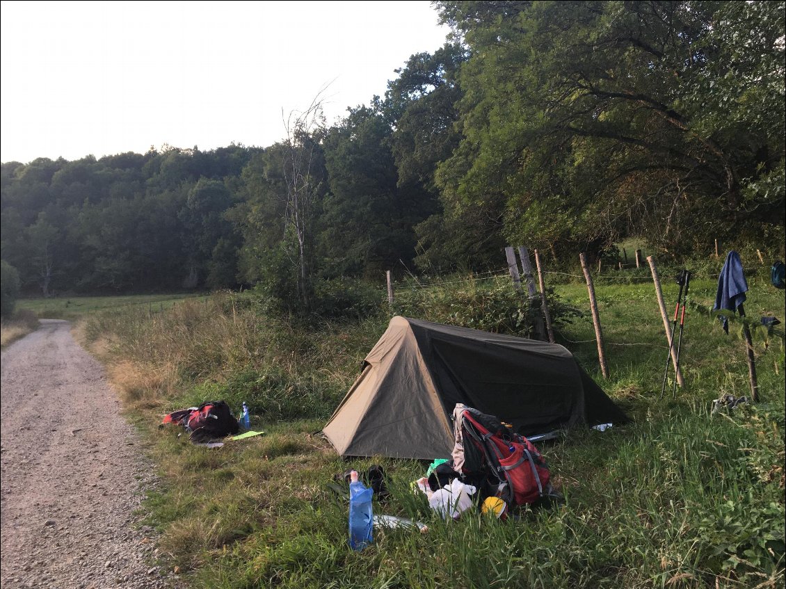 Bivouac à l'entrée d'un champ