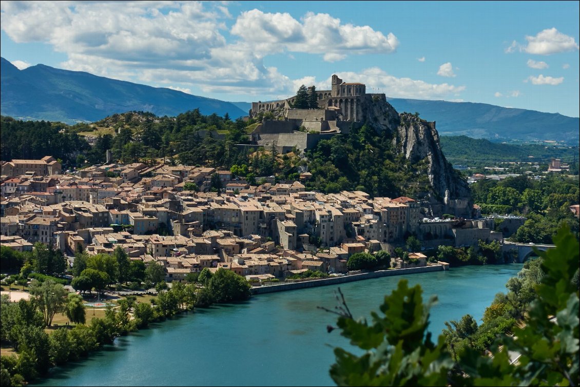 Sisteron et son imposante citadelle.