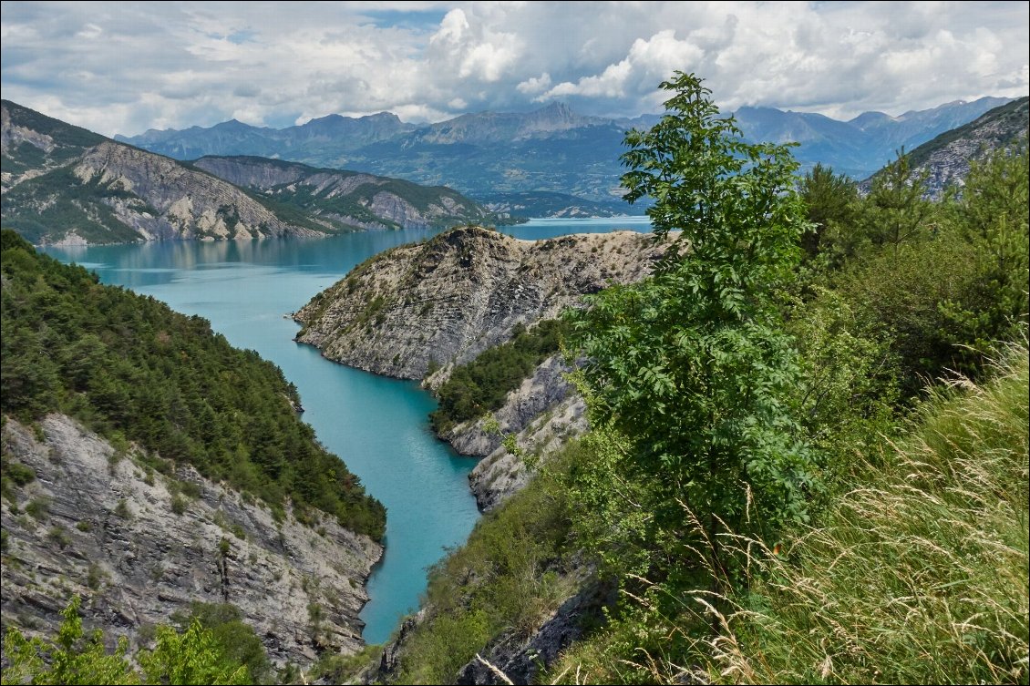 Au nord, le massif des Ecrins, sur lequel les nuages gonflent doucement...