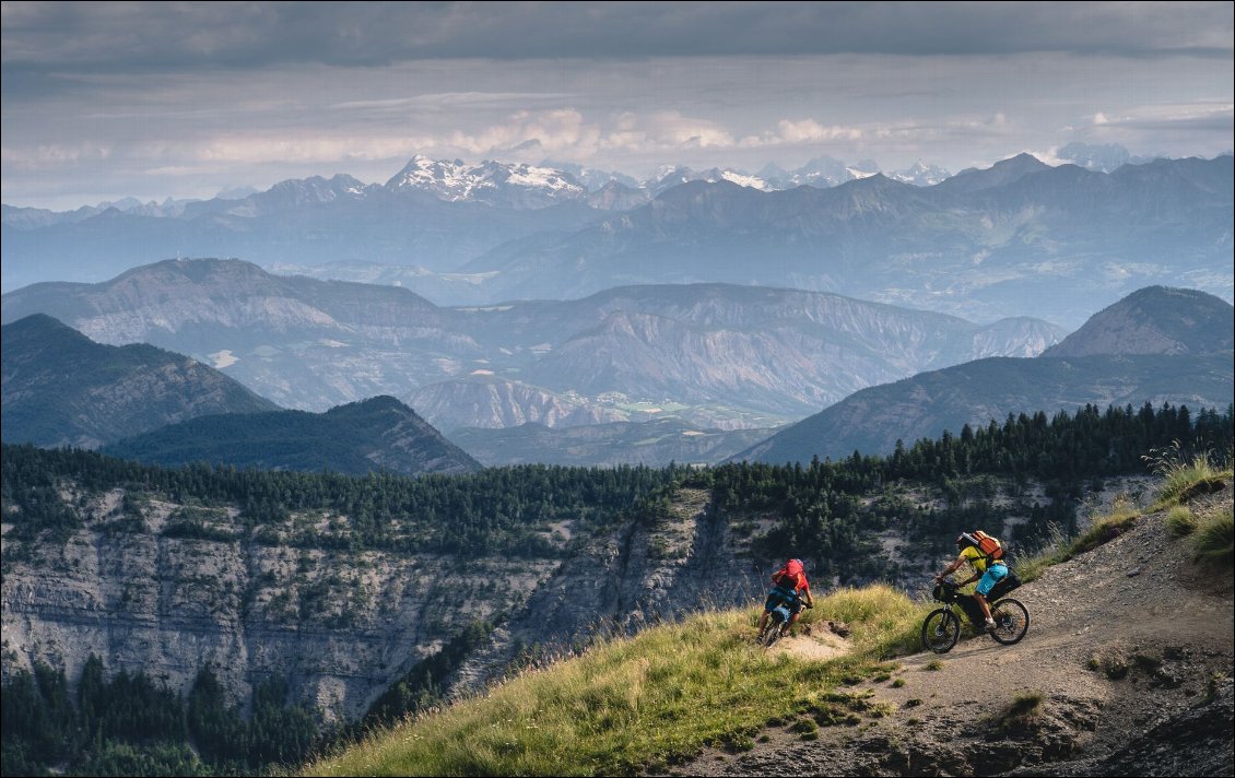Un parcours VTT excellent, tandis que le ciel oscille entre nuages sombres et éclaircies.