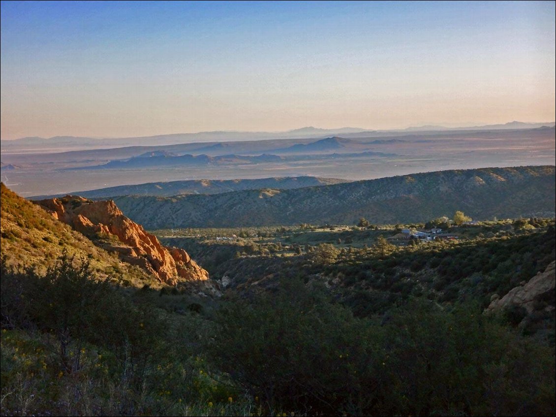 Au loin, le désert du Mojave