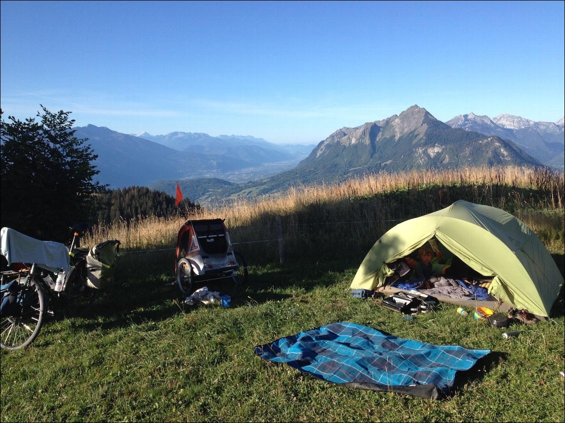 J31 : réveil au bivouac juste après le col de l'Arpettaz, le Vercors au loin oui oui ! Dernier bivouac avant de descendre via Hauteville sur Ugine (fantastique descente) et de rejoindre la gare d'Alberville.