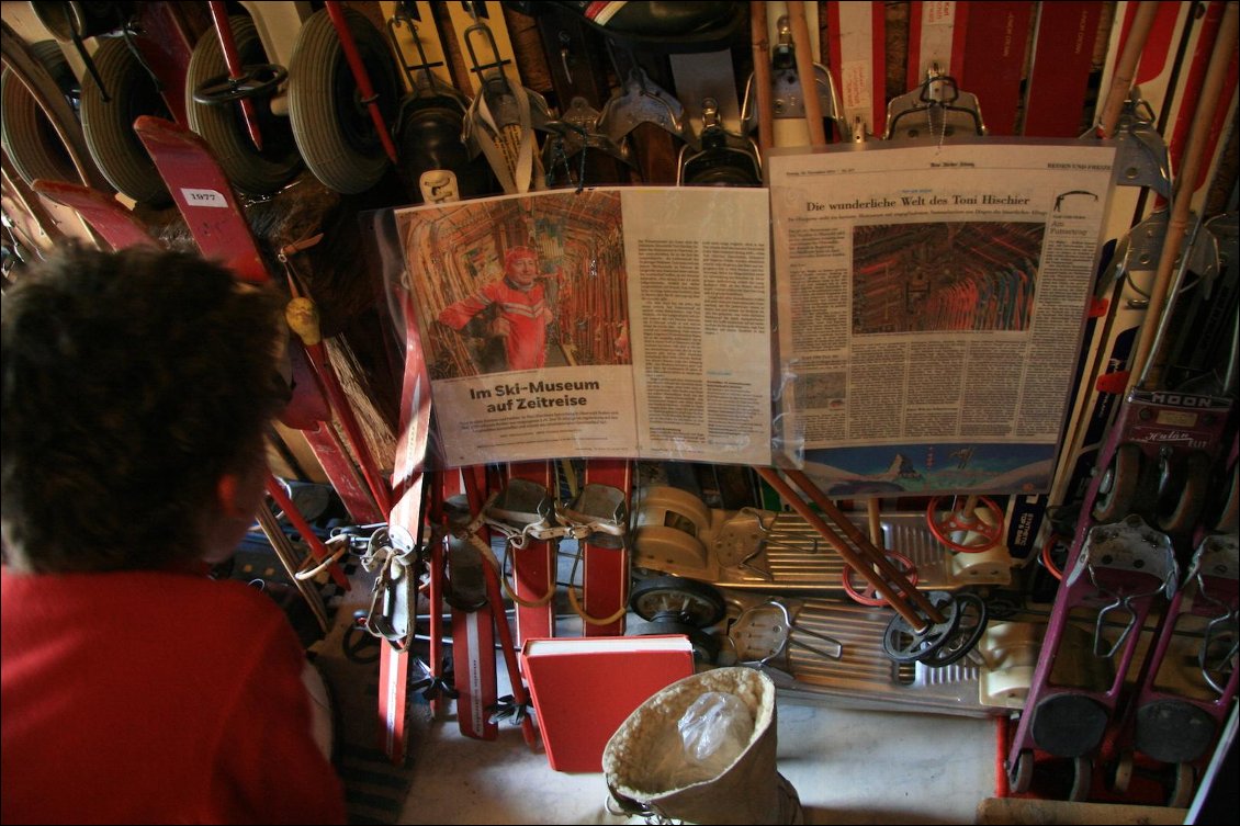 J15 : Toni's ski museum im Oberwald